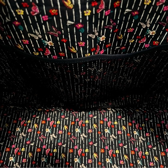 New Modern VERA BRADLEY Itsy Ditsy L Travel Duffle Bag Bandolier Purple Floral - Picture 13 of 13